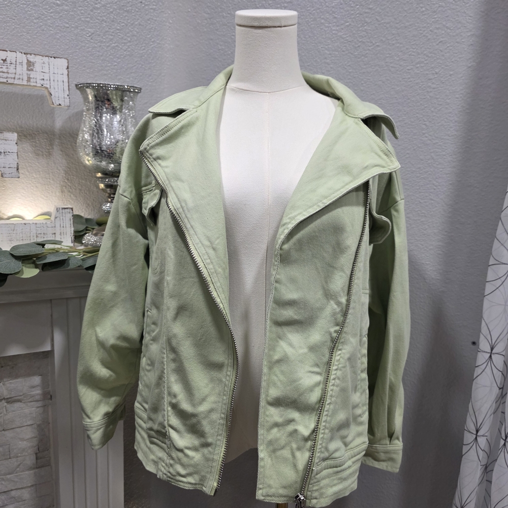Forever 21 Green Utility Jacket with Collared Neckline and Relaxed Fit